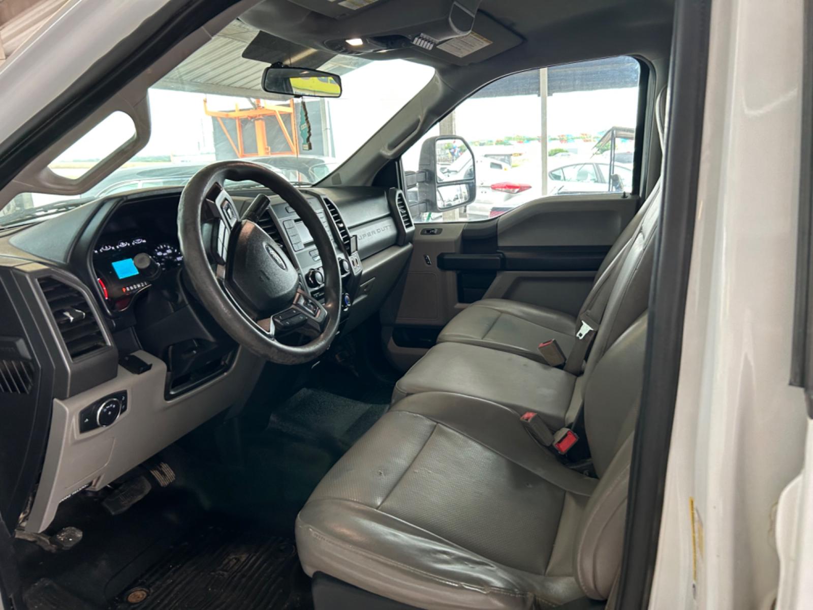 2018 White Ford F-250 SD King Ranch Crew Cab Long Bed 4WD (1FT7W2BT0JE) with an 6.7L V8 OHV 16V DIESEL engine, 6A transmission, located at 1687 Business 35 S, New Braunfels, TX, 78130, (830) 625-7159, 29.655487, -98.051491 - Photo #9